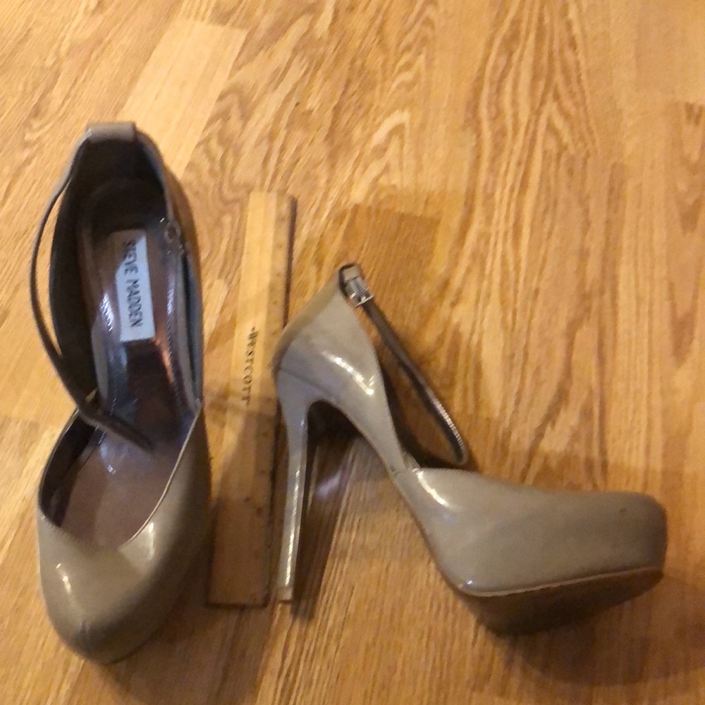 Steve Madden 8 1/2 taupe platform high heel